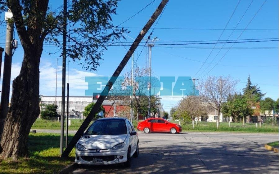 Peligro en una esquina de La Plata: un poste de luz apoyado en un auto y a punto de caerse 